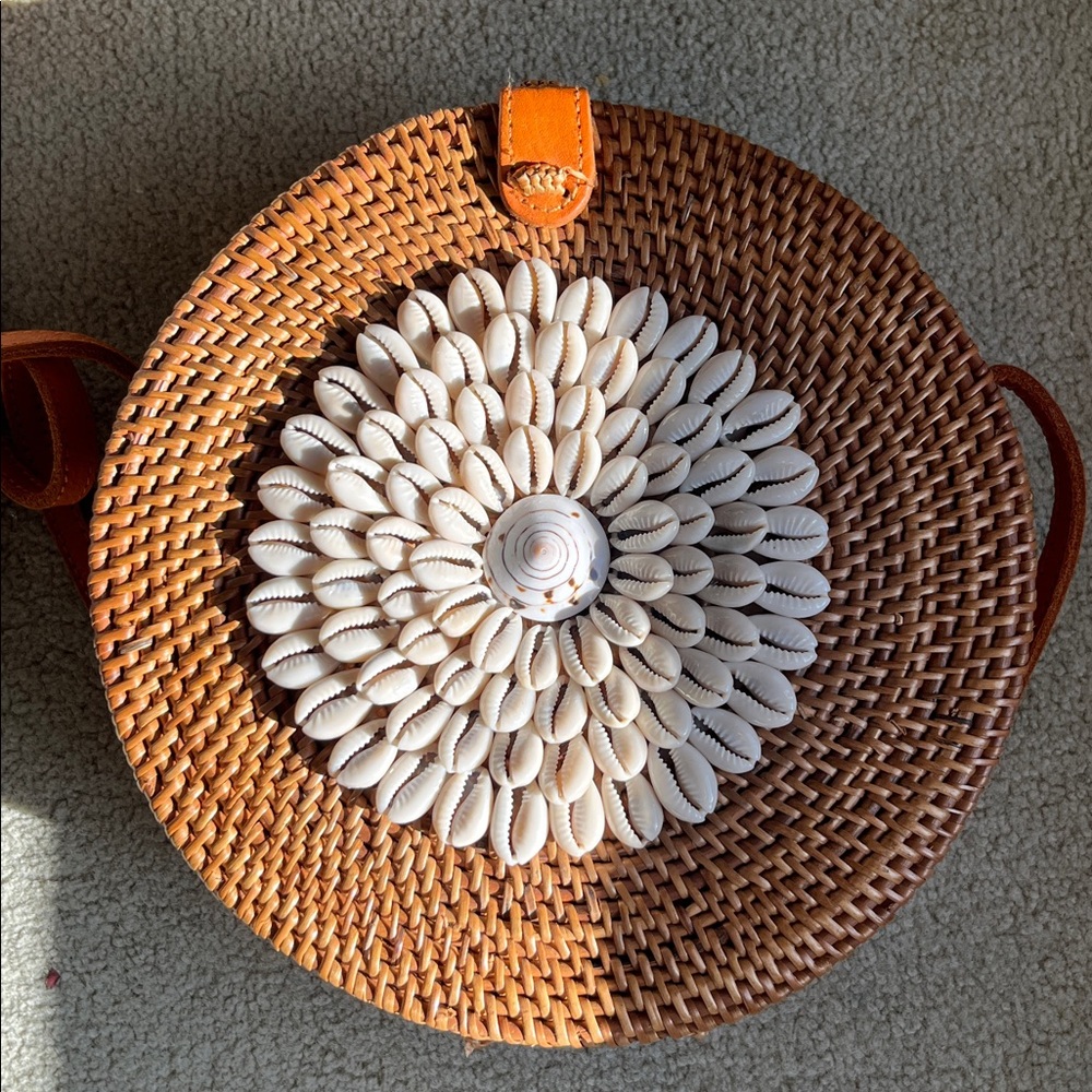 Round Woven Bag with Shell Design